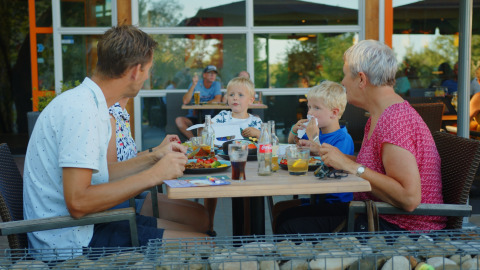 Grand-mère avec ses petits-enfants - Witterzomer - Assen, Drenthe, Pays-Bas