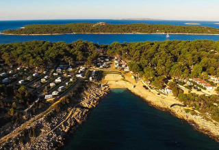 Vue aérienne du parc de vacances Baia Holiday Poljana, avec camping-cars, plage et forêt en Croatie.