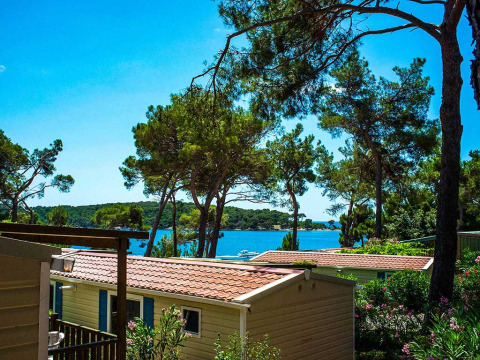 Ferienpark in Primorje-Gorski Kotar, Kroatien, mit Mobilheimen unter Pinien mit Blick aufs blaue Meer.