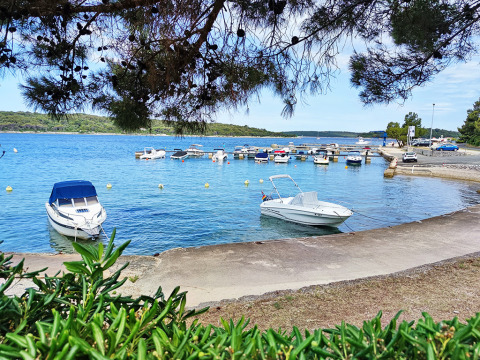 Boten aangemeerd bij Baia Holiday Poljana vakantiepark in Primorje-Gorski Kotar, Kroatië, op een zonnige dag.