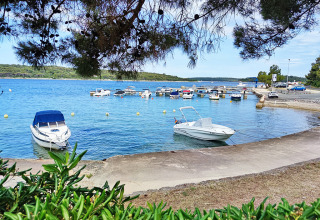 Både forankret ved Baia Holiday Poljana-feriepark i Primorje-Gorski Kotar, Kroatien, med blå himmel og hav.