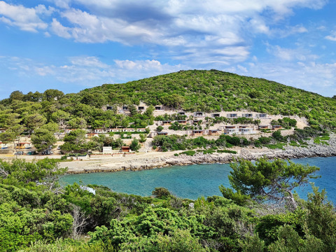 Bakket udsigt over Baia Holiday Poljana feriepark ved det klare blå hav i Primorje-Gorski Kotar, Kroatien.