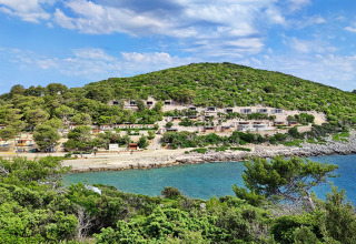 Vista del parque vacacional Baia Holiday Poljana junto al mar azul de Primorje-Gorski Kotar, Croacia, rodeado de naturaleza.