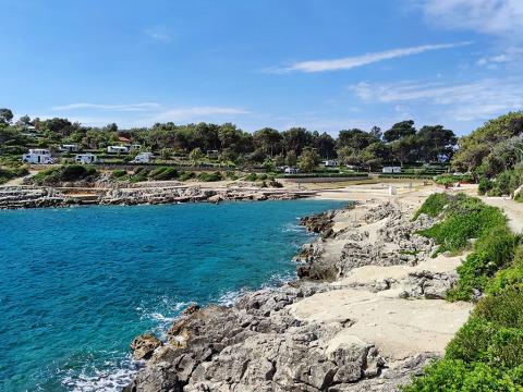 Kustlijn bij Baia Holiday Poljana vakantiepark in Primorje-Gorski Kotar, Kroatië, met helderblauwe zee.
