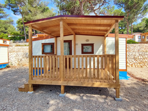 Accogliente casetta in legno con veranda coperta a Baia Holiday Poljana, Primorje-Gorski Kotar, Croazia.