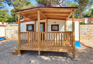 Een sfeervolle blokhut met overdekte veranda in Baia Holiday Poljana, Primorje-Gorski Kotar, Kroatië.