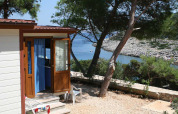 Vista dal lodge Baia Lux presso Baia Holiday Poljana in Croazia, con mare, alberi e costa rocciosa.