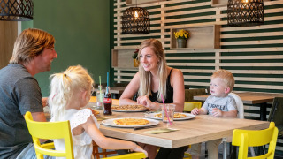 Familia que come pizza - Witterzomer - Assen, Drenthe, Países Bajos
