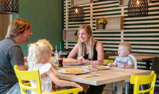 Familia que come pizza - Witterzomer - Assen, Drenthe, Países Bajos