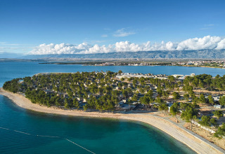 Vista aerea di Aminess Style Camping Avalona Resort a Zadar, Croazia, con pini e costa panoramica.