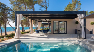 Chalet Amber Sea Luxury Holiday Home Pool con piscina privada, terraza sombreada y vistas al mar.