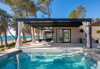 Amber Sea Luxury Holiday Home Pool: chalet met privézwembad, terras en zeezicht aan het strand.