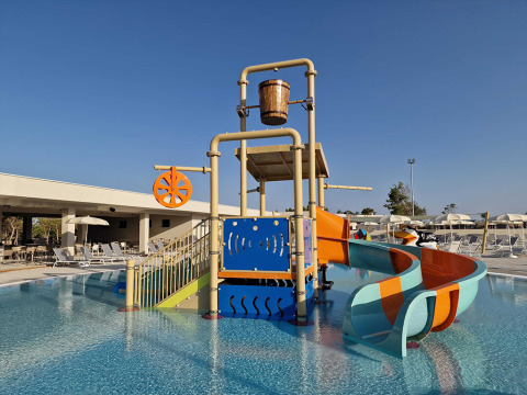 Scivolo d'acqua e area giochi nella piscina di Aminess Style Camping Avalona Resort a Zadar, Croazia.