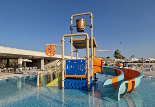 Wasserrutsche und Spielbereich im Pool des Aminess Style Camping Avalona Resorts in Zadar, Kroatien.