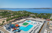 Vista aerea del Aminess Style Camping Avalona Resort con piscine e scivoli a Zadar, Croazia.