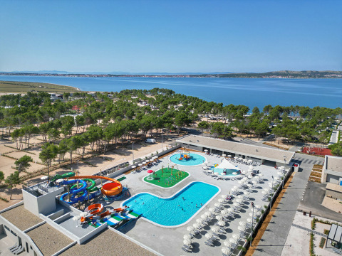 Vista aerea del Aminess Style Camping Avalona Resort con piscine e scivoli a Zadar, Croazia.
