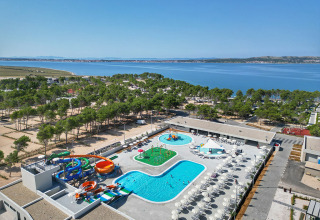 Luftaufnahme vom Aminess Style Camping Avalona Resort mit Pool und Rutschen in Zadar, Kroatien.