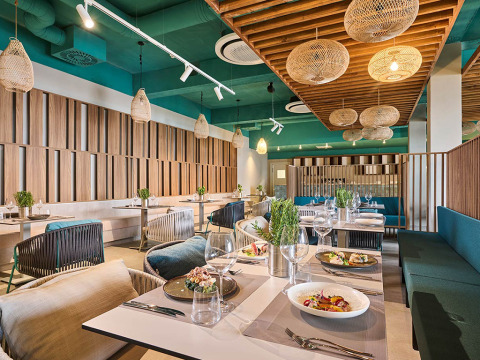 Moderne restaurantinteriør hos Aminess Style Camping Avalona Resort i Zadar, Kroatien, med elegant indretning.