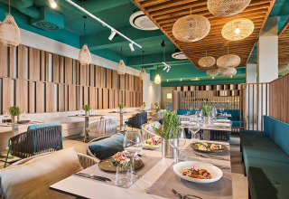 Modernes Restaurant im Aminess Style Camping Avalona Resort, Zadar, Kroatien, mit stilvollem Dekor.