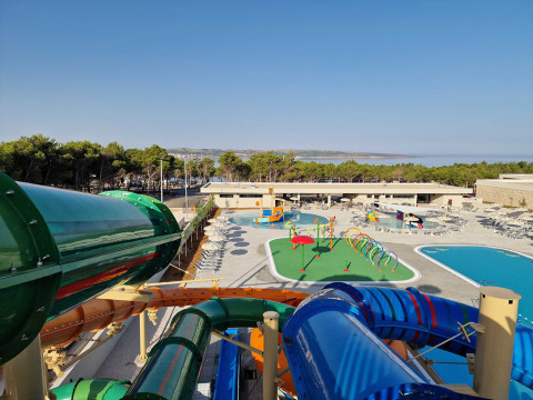 Parco acquatico con scivoli, area bambini e piscina all'Aminess Style Camping Avalona Resort a Zadar, Croazia.