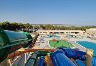 Parque acuático con toboganes, zona infantil y piscina en Aminess Style Camping Avalona Resort, Zadar, Croacia.