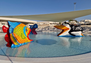 Piscina infantil con estructuras de pez y pingüino en Aminess Style Camping Avalona Resort, Zadar, Croacia.