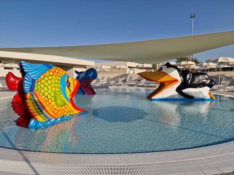 Kinderbad met kleurrijke vis- en pinguïnbeelden in Aminess Style Camping Avalona Resort, Zadar, Kroatië.