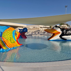 Piscina per bambini con strutture a forma di pesce e pinguino al Aminess Style Camping Avalona Resort, Croazia.
