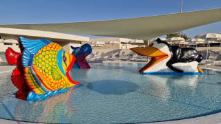 Piscina per bambini con strutture a forma di pesce e pinguino al Aminess Style Camping Avalona Resort, Croazia.