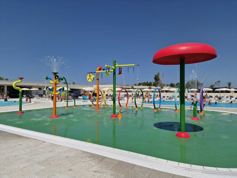 Bunte Wasserspielanlage im Schwimmbad des Aminess Style Camping Avalona Resort, Zadar, Kroatien.