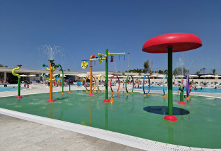 Bunte Wasserspielanlage im Schwimmbad des Aminess Style Camping Avalona Resort, Zadar, Kroatien.