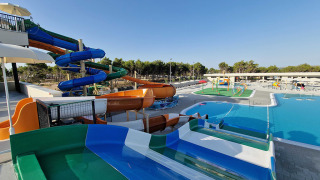 Parco acquatico con scivoli colorati e piscina all'Aminess Style Camping Avalona Resort, Croazia.