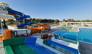 Waterpark met kleurrijke glijbanen en zwembad bij Aminess Style Camping Avalona Resort in Kroatië.