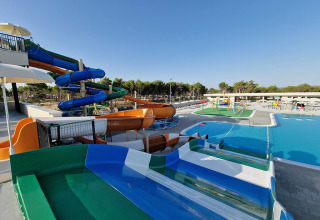 Parque acuático con toboganes de colores y piscina en Aminess Style Camping Avalona Resort, Croacia.
