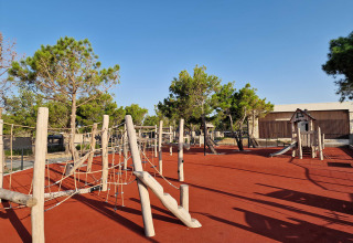 Parco giochi con strutture da arrampicata e scivolo all’Aminess Style Camping Avalona Resort, Zadar, Croazia.