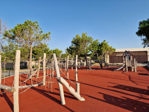 Spielplatz mit Kletterstrukturen und Rutsche im Aminess Style Camping Avalona Resort, Zadar County, Kroatien.