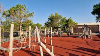 Parco giochi con strutture da arrampicata e scivolo all’Aminess Style Camping Avalona Resort, Zadar, Croazia.