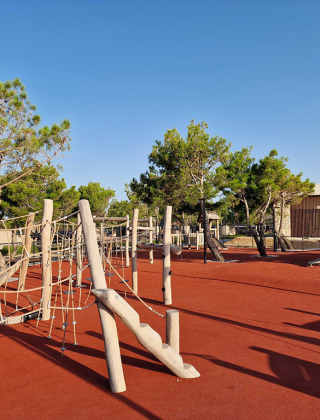 Speeltuin met klimtoestellen en glijbaan in Aminess Style Camping Avalona Resort, Zadar County, Kroatië.