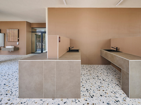 Modernes Gemeinschaftsbad mit Terrazzo-Boden und beigen Wänden im Aminess Style Camping Avalona Resort, Kroatien.