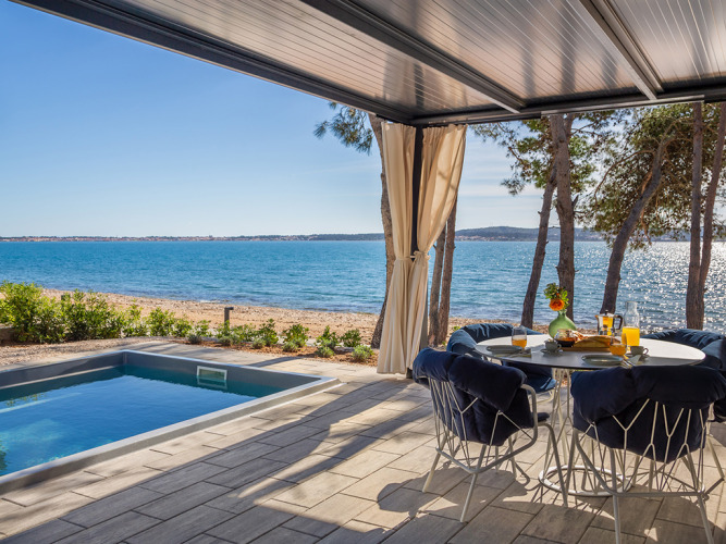 Vista dalla Amber Sea Luxury Holiday Home Pool ad Aminess Style Camping Avalona Resort in Croazia con piscina e mare.