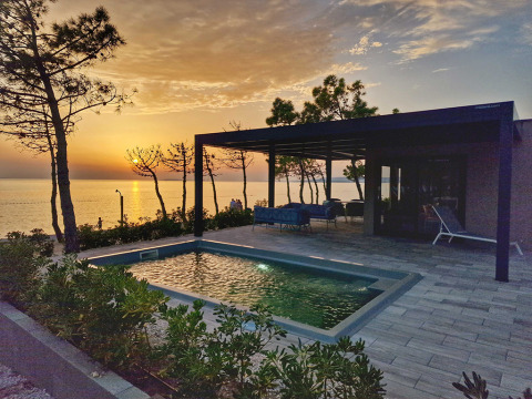 Zonsondergang bij Aminess Style Camping Avalona Resort in Zadar, Kroatië, met privézwembad en zeezicht.