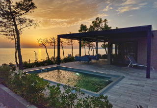 Atardecer junto al mar en Aminess Style Camping Avalona Resort en Zadar, Croacia, con piscina y terraza privada.