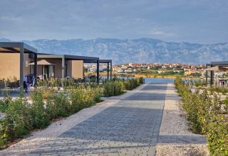 Moderne Ferienanlage im Aminess Style Camping Avalona Resort mit Bergblick in Zadar, Kroatien.