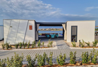 Moderne vakantiebungalow in Aminess Style Camping Avalona Resort met zeezicht te Zadar, Kroatië.