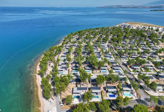 Luftbild des Aminess Style Camping Avalona Resort am Meer in Zadar, Kroatien, umgeben von Bäumen und Chalets.