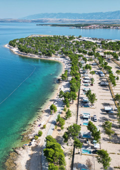 Vista aerea di Aminess Style Camping Avalona Resort sulla costa di Zara, Croazia, vicino al mare limpido.