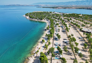 Vista aérea de Aminess Style Camping Avalona Resort en la costa de Zadar, Croacia, junto al mar y árboles.