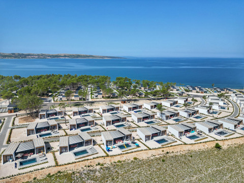 Luchtfoto van Aminess Style Camping Avalona Resort in Zadar, Kroatië met stijlvolle huisjes aan het water.