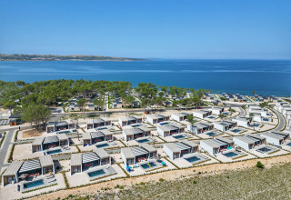 Fugleperspektiv af Aminess Style Camping Avalona Resort ved havet i Zadar, Kroatien med moderne ferieboliger.