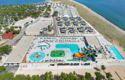 Luftbild vom Aminess Style Camping Avalona Resort in Zadar, Kroatien mit Pools, Wasserrutschen und Meerblick.